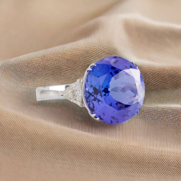 18K White Gold Tanzanite and 2 Trilliant Diamond Dress Ring - Image 2